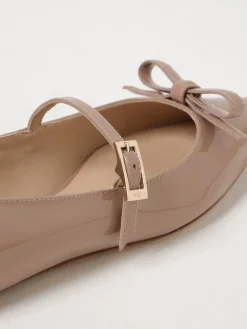 Ballerina Stuart Weitzman in vernice con fiocco