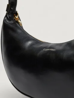 Borsa a spalla Pinched Soft Crescent in pelle sintetica Calvin Klein