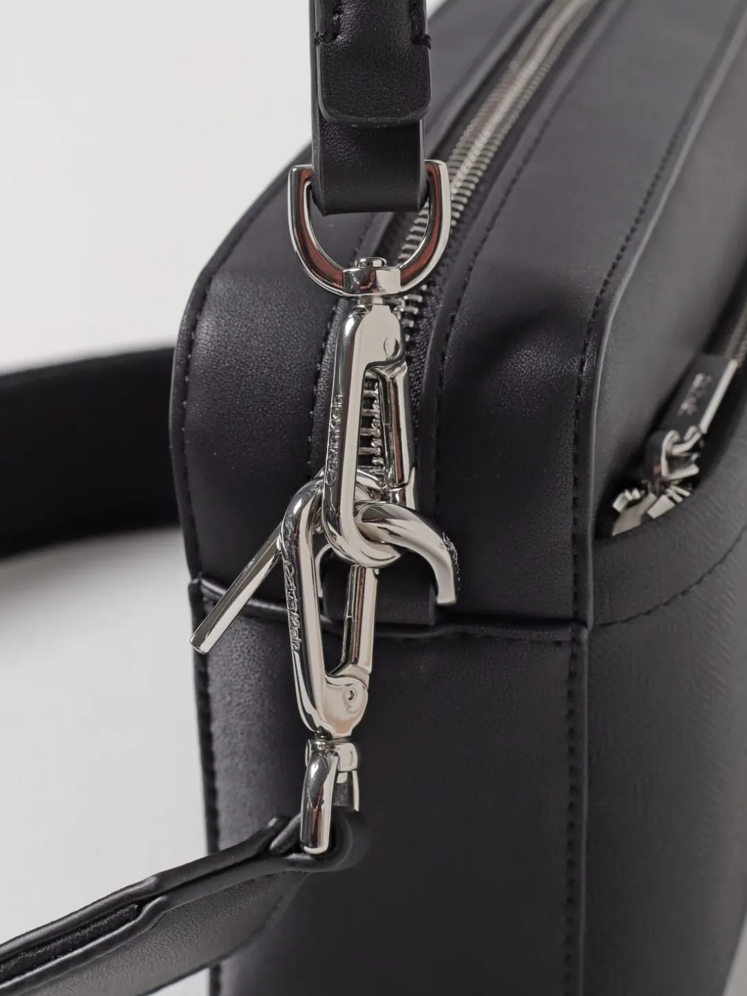 Borsa Calvin Klein in pelle sintetica con monogram goffrato