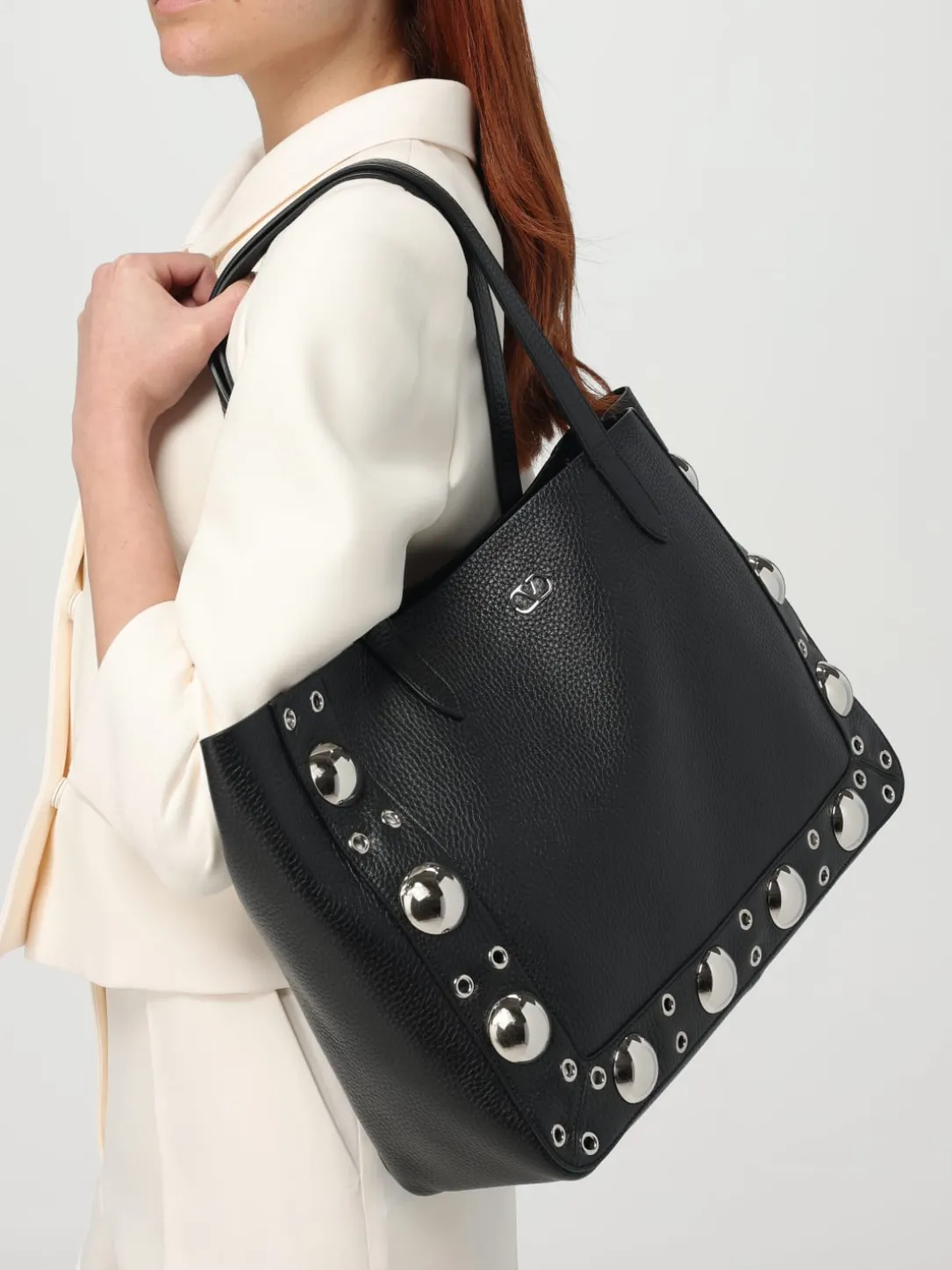 Borsa Nellcôte Valentino Garavani in pelle martellata con borchie ed occhielli