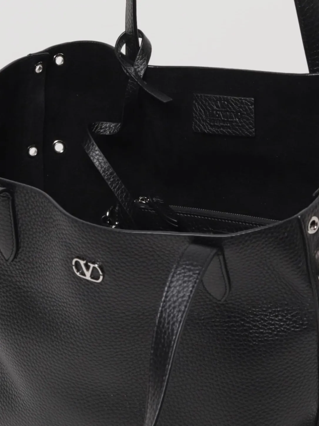 Borsa Nellcôte Valentino Garavani in pelle martellata con borchie ed occhielli