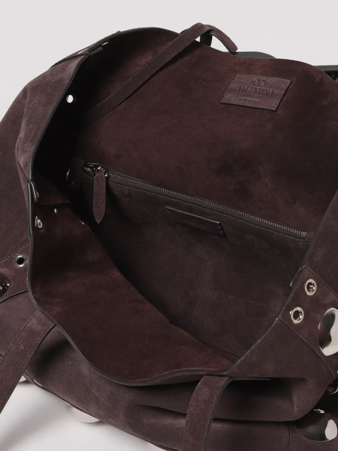 Borsa Nellcôte Valentino Garavani in camoscio con borchie ed occhielli