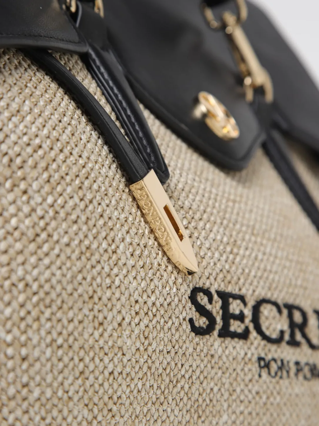 Borsa Quiny Secret Pon-Pon in rafia e pelle sintetica