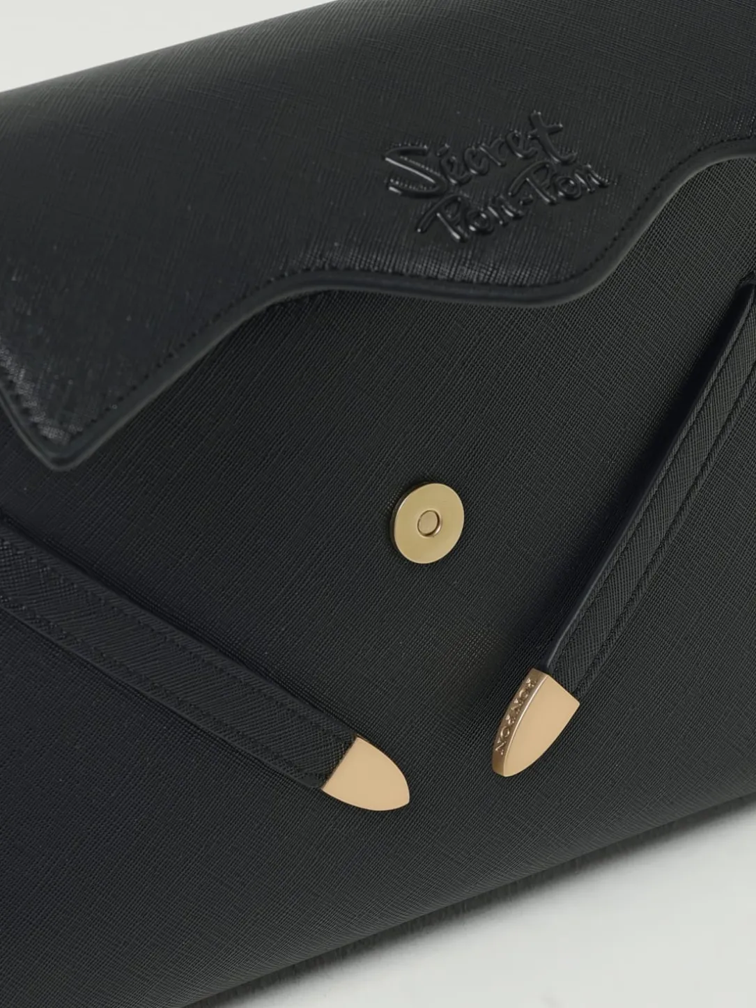 Borsa Quira Grain Small Secret Pon-Pon in pelle sintetica saffiano