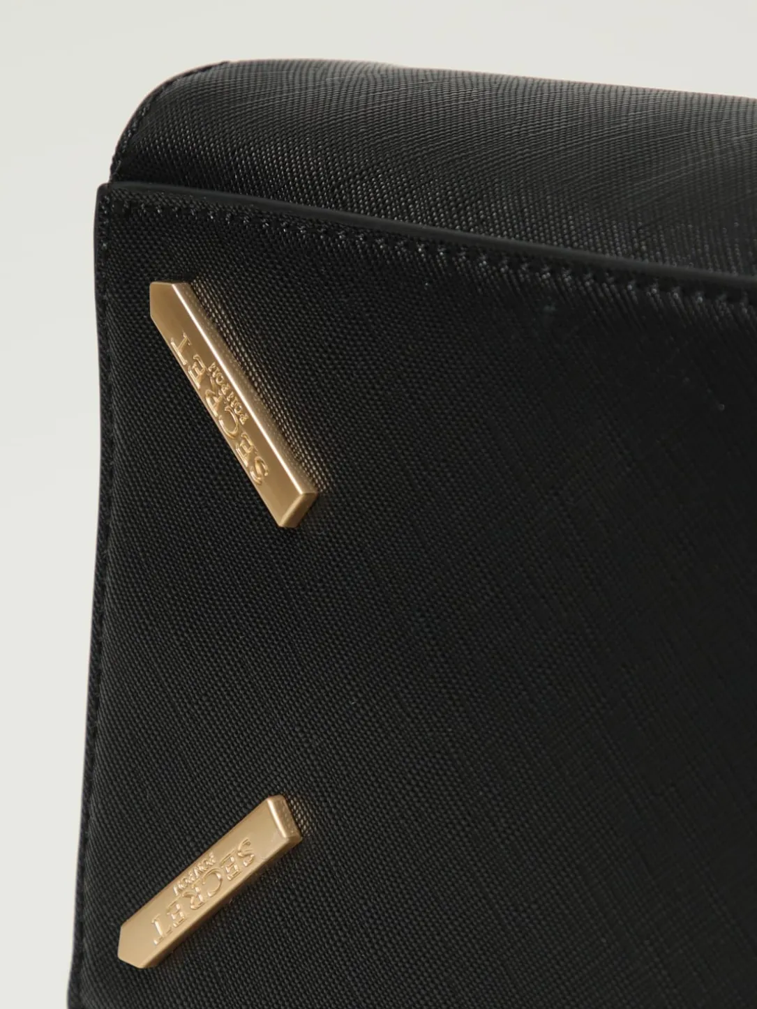 Borsa Yalis Grain Medium Secret Pon-Pon in pelle sintetica saffiano