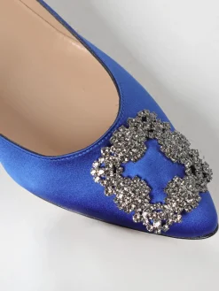 Décolleté Hangisi Manolo Blahnik in raso con fibbia gioiello