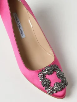 Décolleté Manolo Blahnik in raso con fibbia gioiello