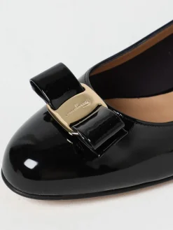 Décolleté Vara Ferragamo in pelle verniciata