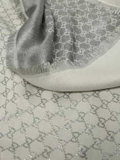 Scialle GG Gucci in lana e seta lamè con monogram jacquard