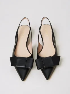 Slingback Twinset in pelle laminata con fiocco