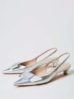 Slingback Twinset in pelle laminata con fiocco