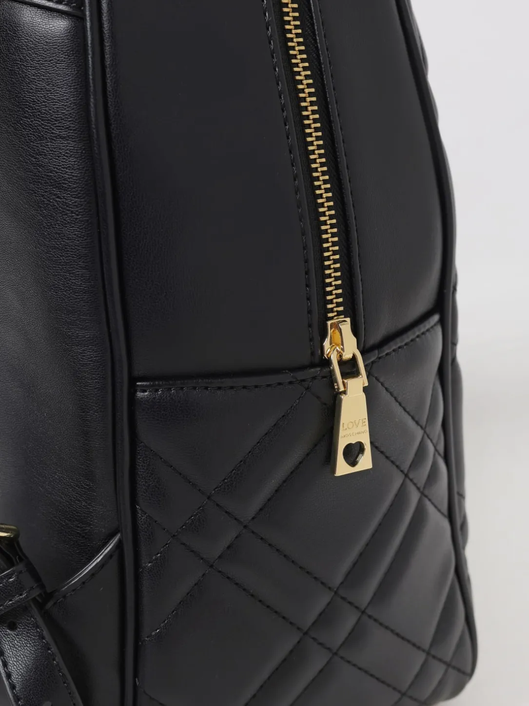 Zaino Love Moschino in pelle sintetica matelassè con borchie a cuore