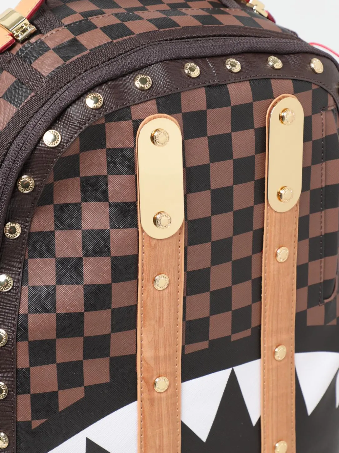 Zaino Shark Classic Sprayground in cotone spalmato saffiano con fettucce e borchie