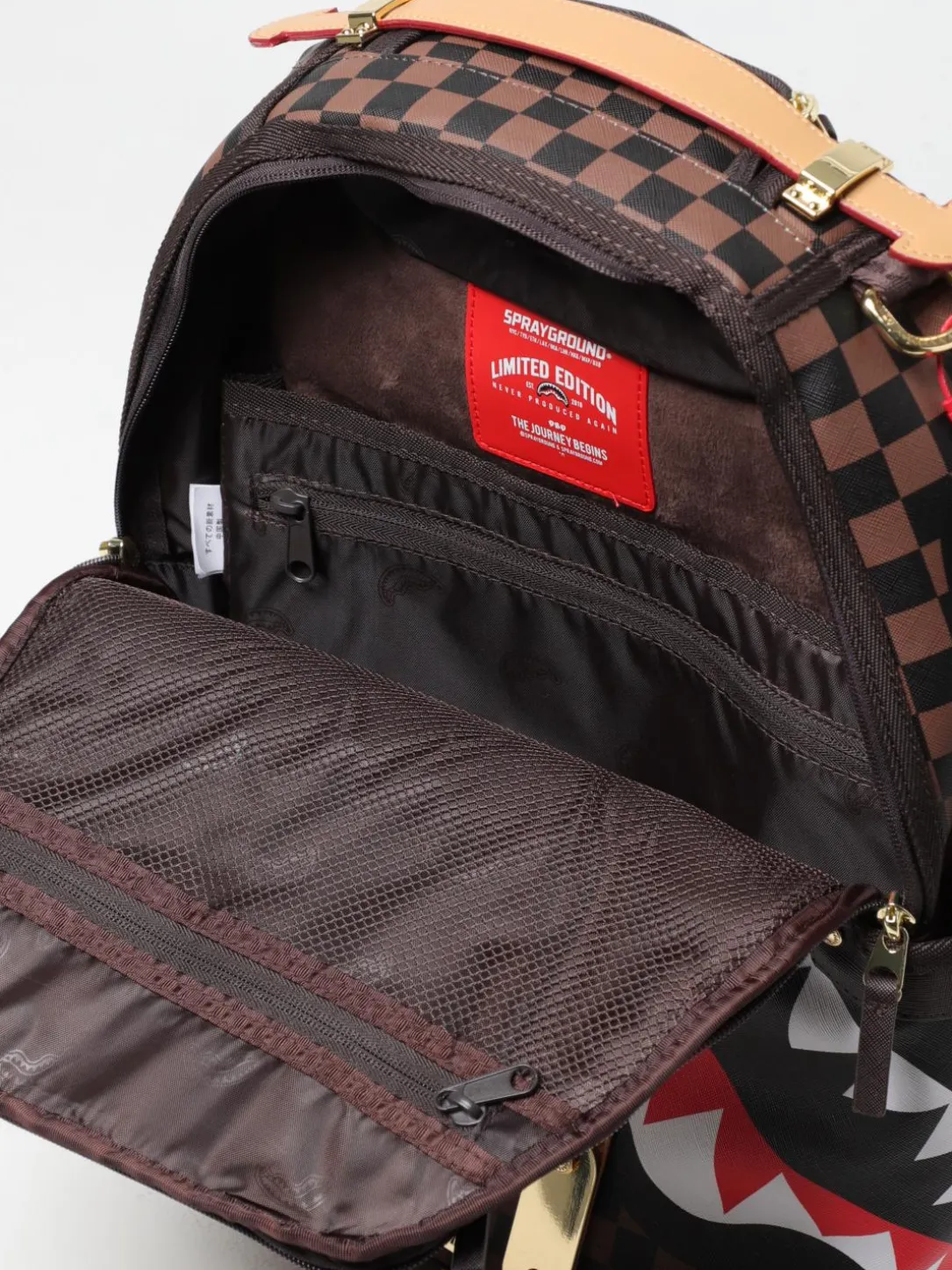 Zaino Shark Classic Sprayground in cotone spalmato saffiano con fettucce e borchie